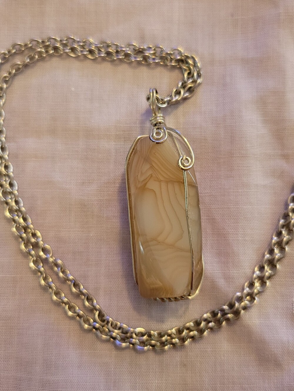 Handcrafted Beige Agate Pendant Necklace